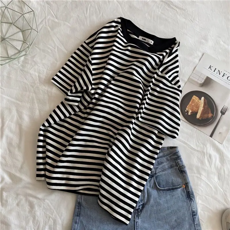 Street Fashion Youth - เสื้อยืดลายทางสไตล์ลำลองสำหรับผู้หญิง แขนสั้น รุ่นใหม่สำหรับฤดูร้อน ทรงหลวม แมทช์ได้กับทุกชุด เสื้อยืดวัยรุ่น
